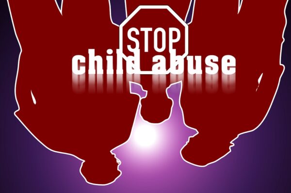 Pensionato accusato di abusare tre bambini cinesi
