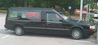 Perseguita uomo, gli invia pure un carro funebre: donna in libertà vigilata