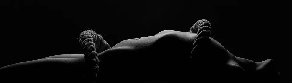 corpo donna buio pixabay