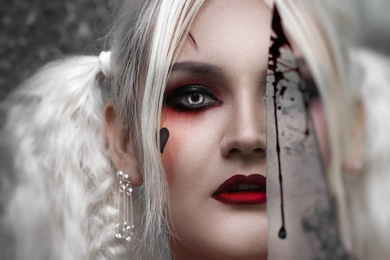 donna coltello pixabay 2