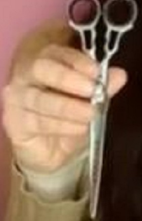 Tenta di evirare il compagno mentre lui dorme