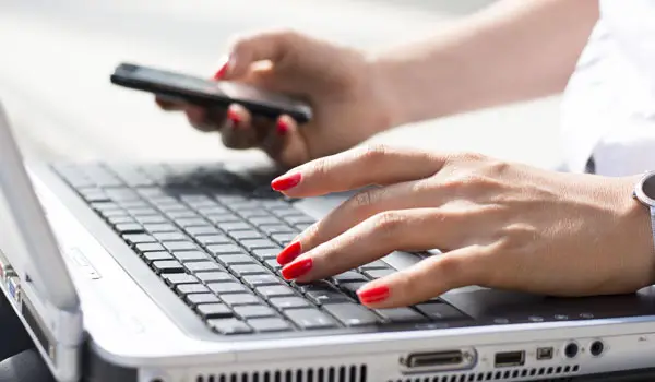 mano donna computer