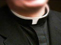 Innamorata del prete lo perseguitava, condannata a 2 anni e 6 mesi