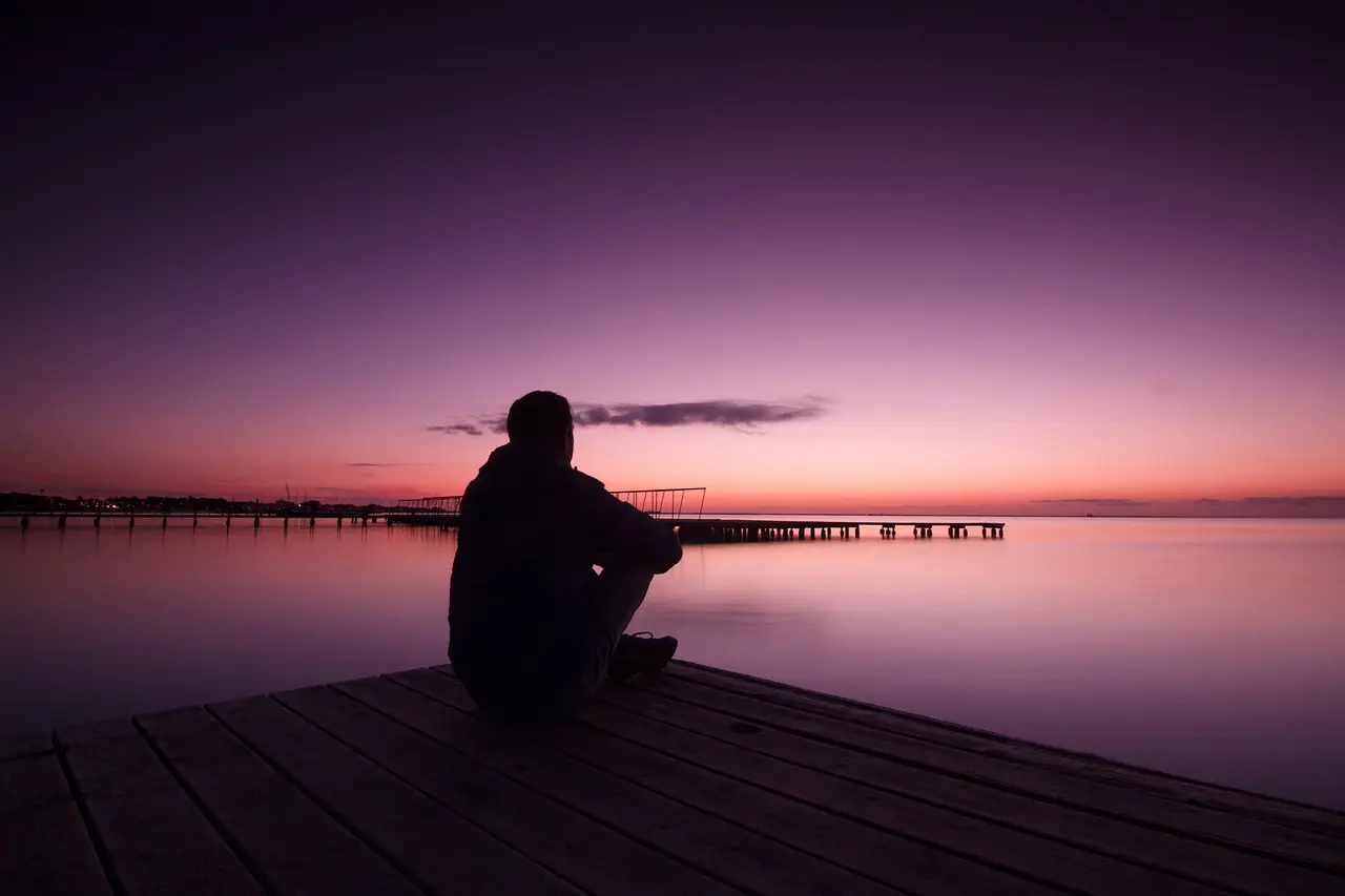 uomo che medita pixabay