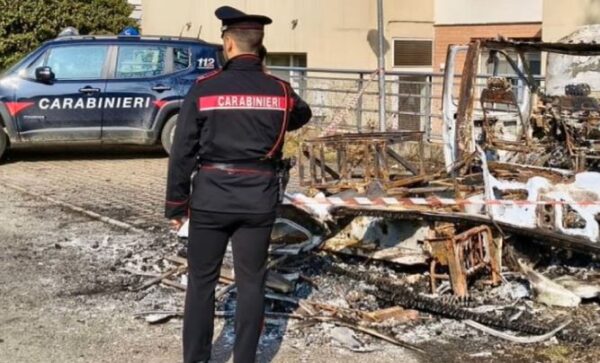 Medesano (Parma): incendia camper del compagno e aggredisce carabinieri, donna arrestata