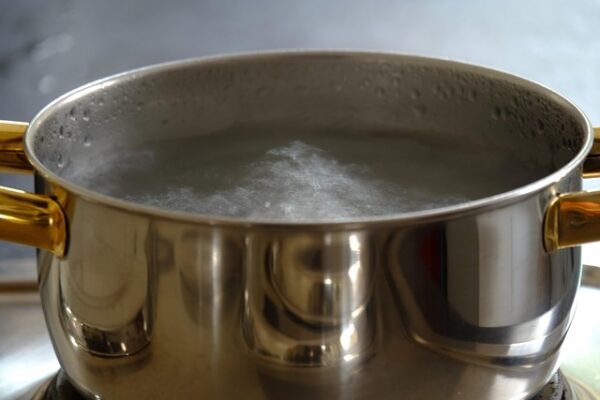 Parma, donna ustiona l’amico con l’acqua bollente, condannata